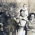 George Bush sa suprugom Barbarom, kćeri Robin i sinom Georgeom