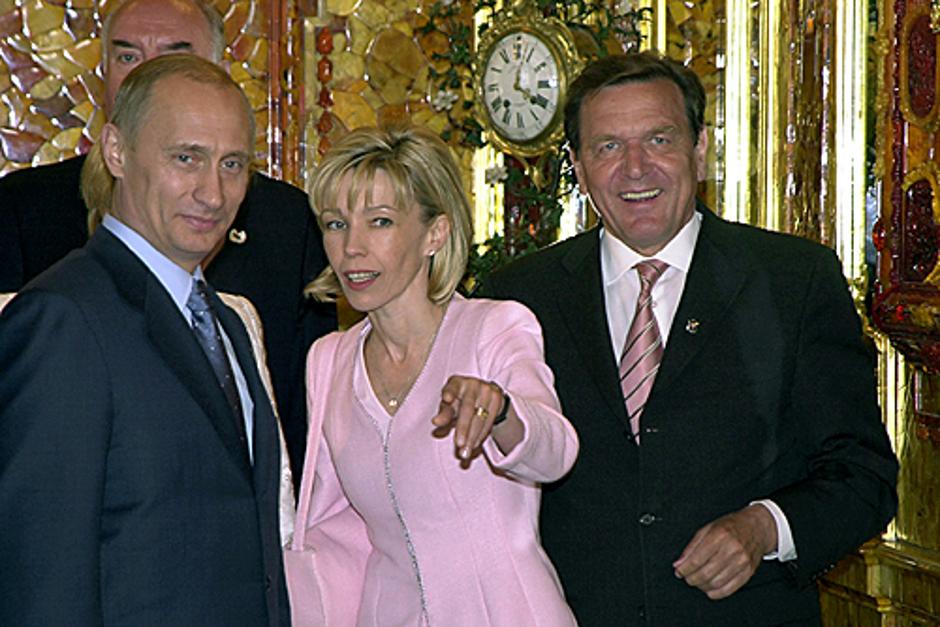 Gerhard Schröder, Doris Schröder-Köpf, Vladimir Putin | Author: Kremlin.ru/ CC BY 4.0