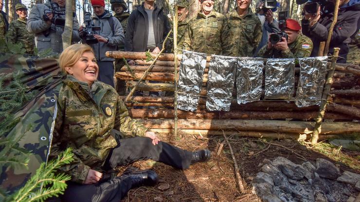 Predsjednica obišla vojni kamp u Udbini i prisjetila se kako je to spavati u vojnom šatoru