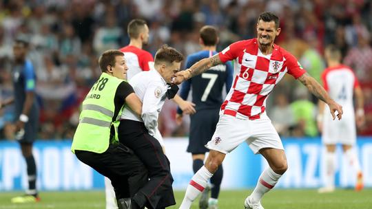 Dejan Lovren povlači navijača za košulju