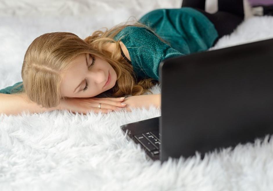 Djevojka spava ispred laptopa | Author: Thinkstock