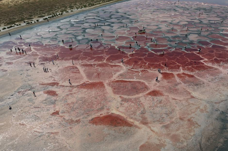 ALXA, CHINA - AUGUST 22: An aerial view shows the heart-shaped Wulan Lake surrounded by salt patterns in the Tengger Des | Author: Profimedia