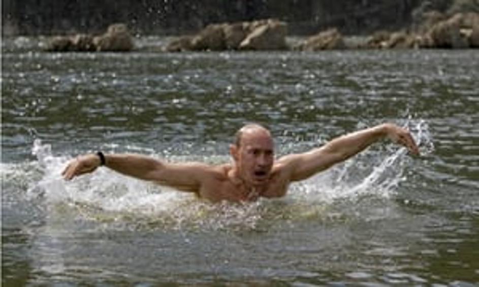 Vladimir Putin pliva