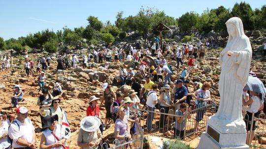 Međugorje: Vjernici pohode brdo Gospinog ukazanja