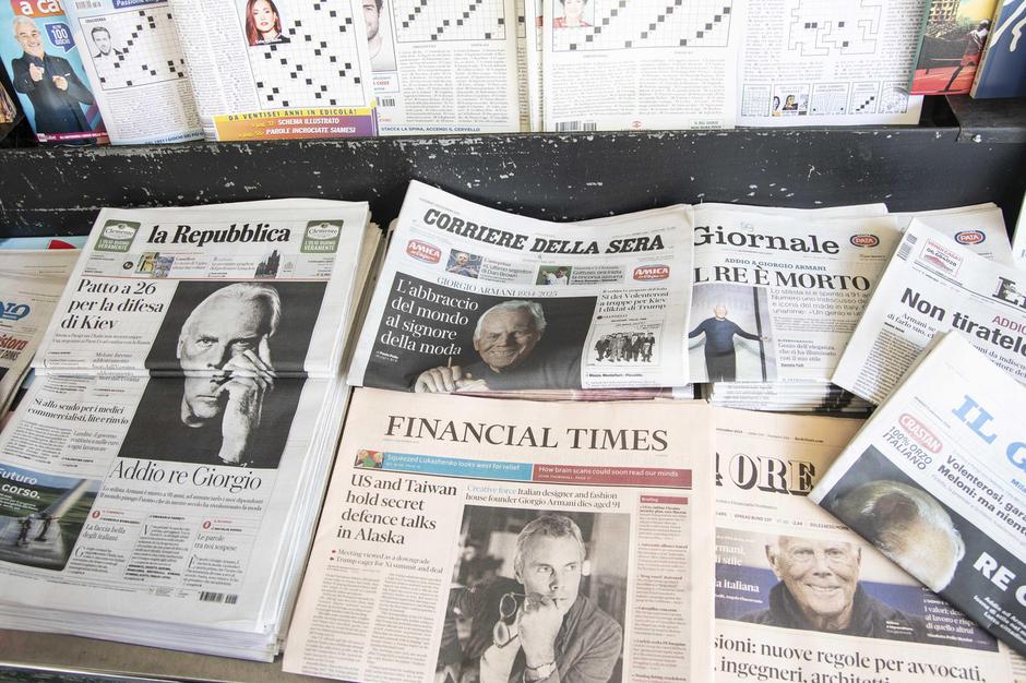 Italy: Giorgio Armani Dies. The News On The Front Pages Of The Italian Newspapers. Newsagent Shop In Milan | Author: Profimedia