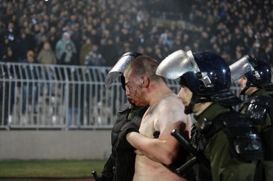 Tučnjava navijača na južnoj tribini Partizanovog stadiona
