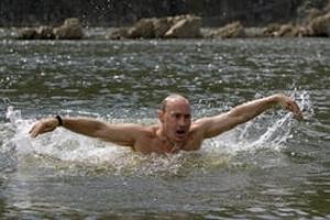 Vladimir Putin pliva