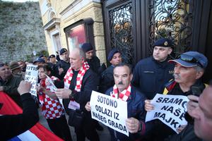 Desničarski prosvjed protiv predstave u HNK u Splitu
