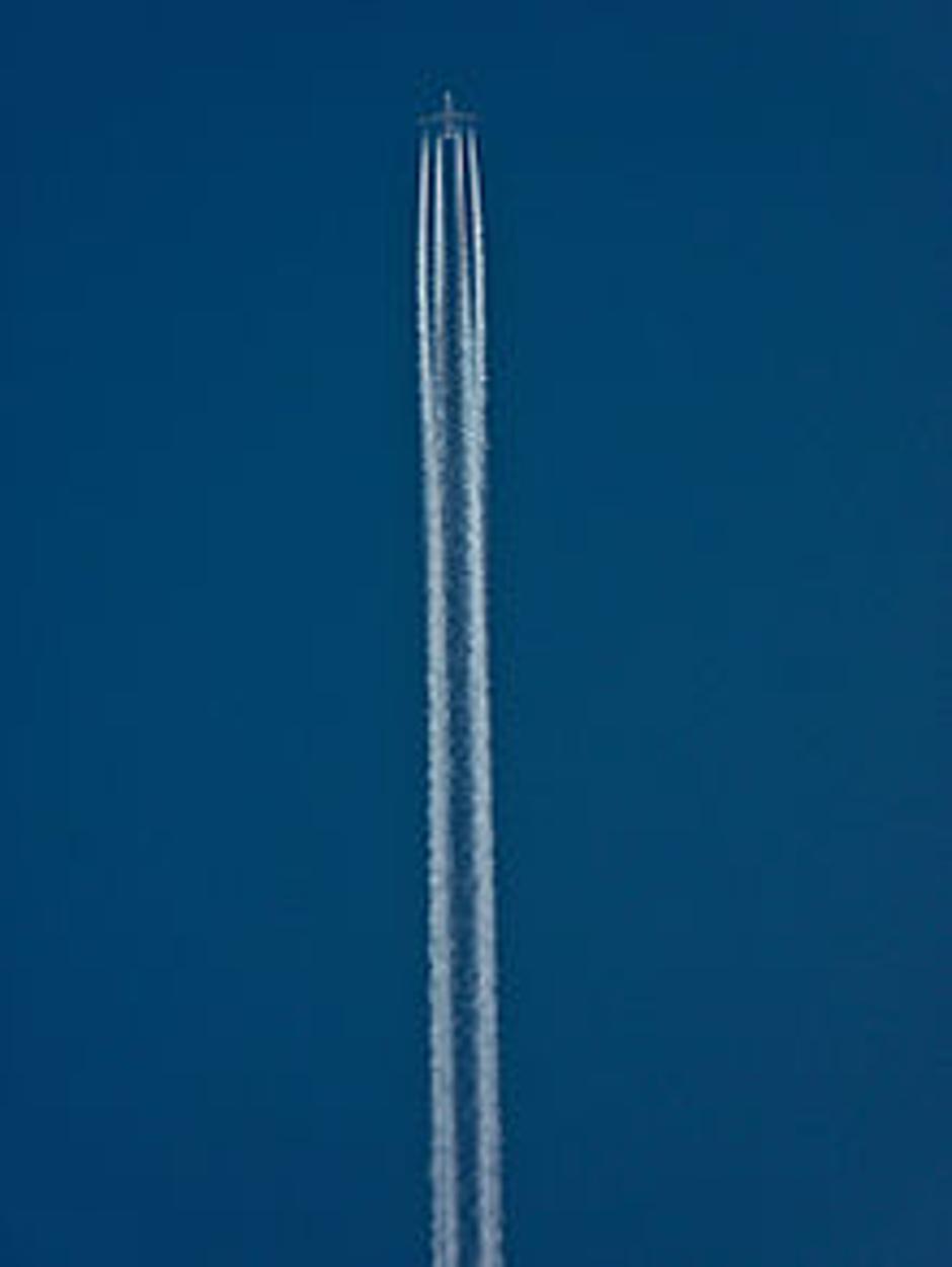 Kondenzacijski tragovi iza aviona | Author: Wikipedia