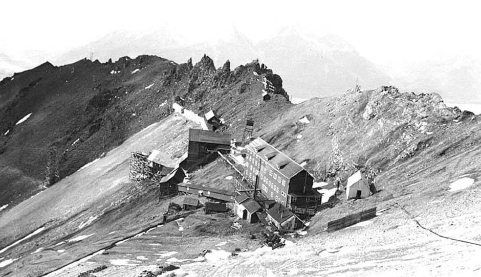 . English: Bonanza Mine, near Kennecott, ca. 1912 . English: PH Coll 247.864 In the summer of 1900, prospectors Clarence Warner and 'Tarantula Jack' Smith were exploring the east side of the Kennicott Glacier. As they drew closer to the limestone-greensto | Author: 