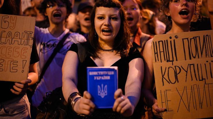 Thousands of Ukrainians protest the implementation of a law that regulates the work of anti-corruption institutions