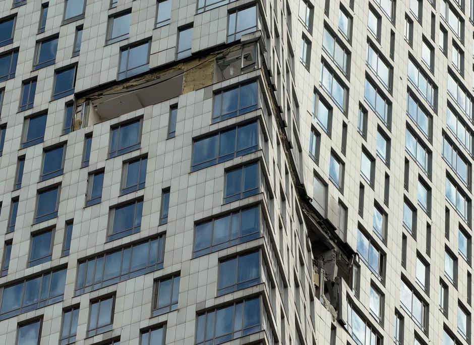 The damaged facade of a high-rise building following a drone attack, amid the Russia-Ukraine conflict, in Moscow | Author: STRINGER/REUTERS