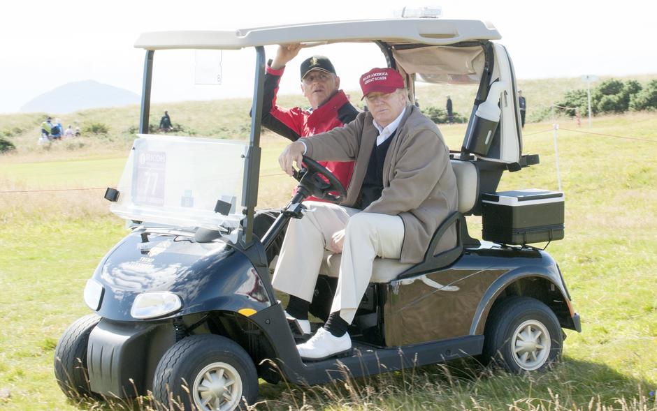 Donald Trump na kolicima za golf | Author: Jane Barlow/Press Association/PIXSELL