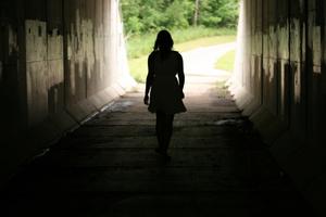 Sama žena u mračnom tunelu