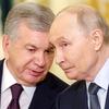 Russian President Vladimir Putin and Uzbek President Shavkat Mirziyoyev attend a ceremony in Strelna