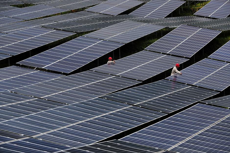 Kineski radnici sastavljaju solarne panele | Author: CHINA STRINGER NETWORK/REUTERS/PIXSELL