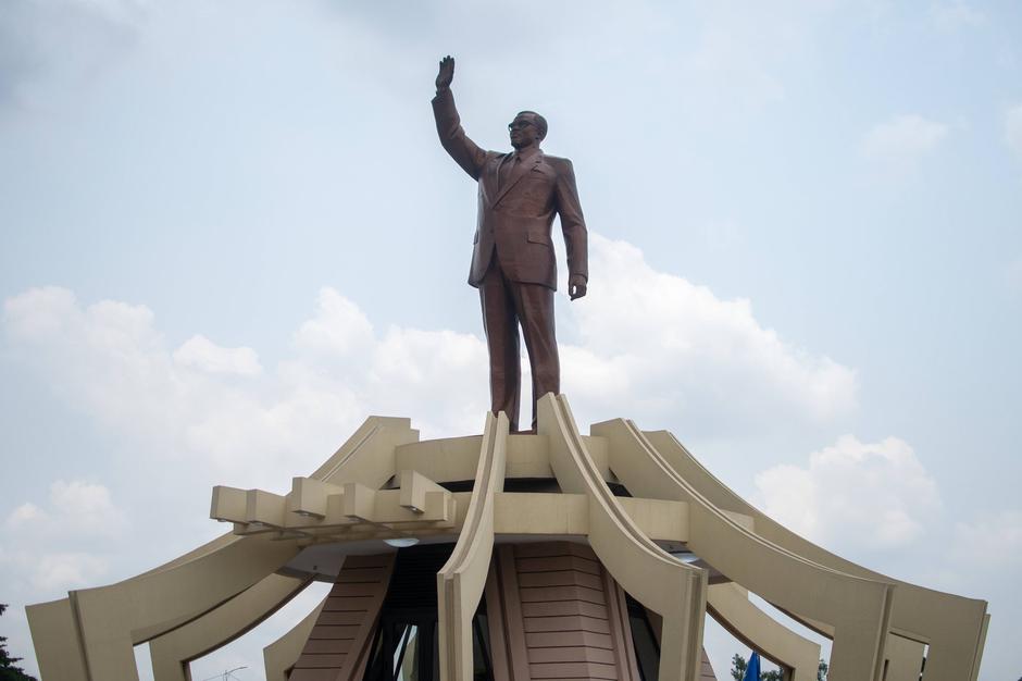 Statue of Patrice Lumumba at Limete Exchange, Kinshasa, DRC | Author: 
