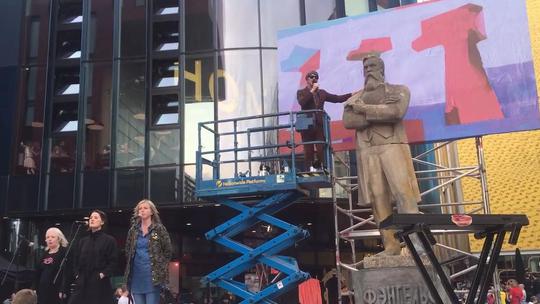 Manchester, kolovoz 2017., postavljanje spomenika Engelsu