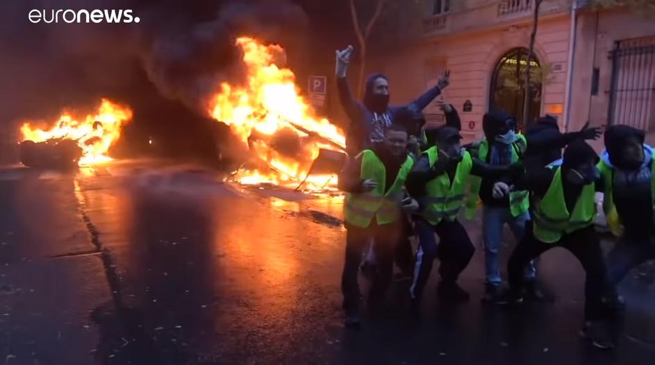 Sukob "Žutih prsluka" i policije tijekom demonstracija u Parizu
