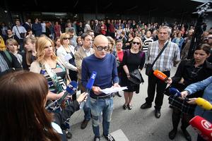 Profesor Nenad Ivić čita proglas kolega FF ZG koji su stali uz studente protiv dekana