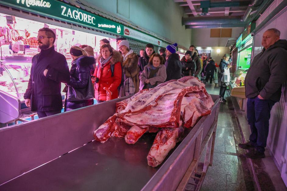 Zagreb: Na tržnici Dolac velika gužva kao i potražnja za odojkom