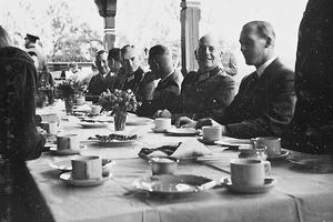 Čelnici nacističke stranke ispijaju kavu