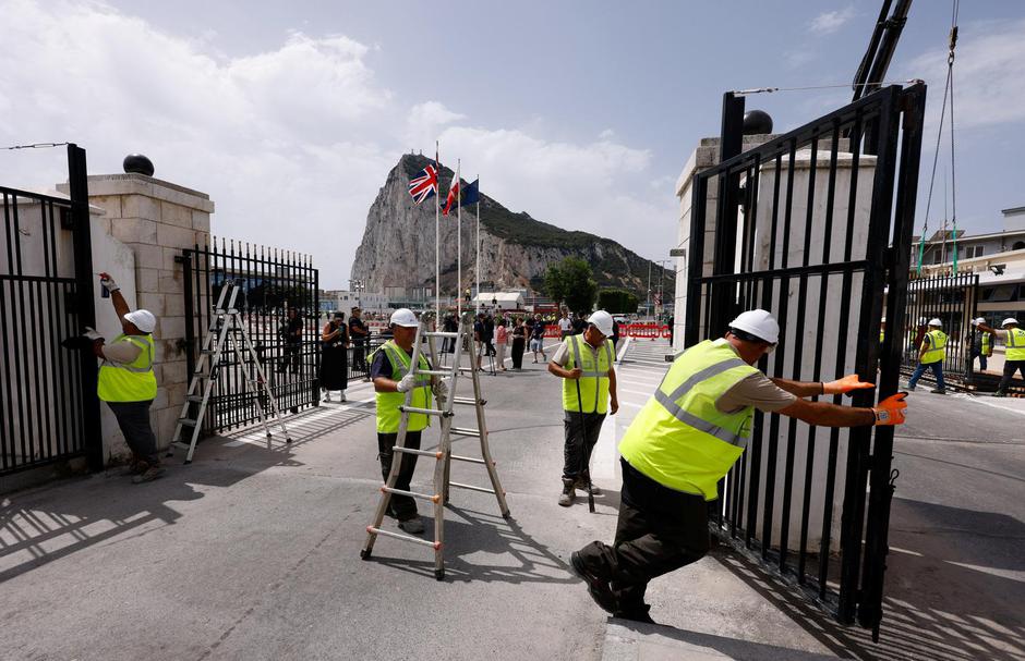Border fence between Gibraltar and Spain is removed after the EU-Britain agreement took effect, in Gibraltar | Author: Marcelo del Pozo/REUTERS