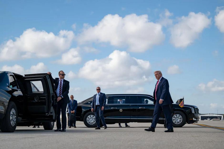 President Donald J. Trump arrives at Miami Beach for the FII PRIORITY Summit, March 27, 2026, stepping from a motorcade vehicle as Secret Service agents stand by on the tarmac. Image courtesy of the White House. | Author: Profimedia