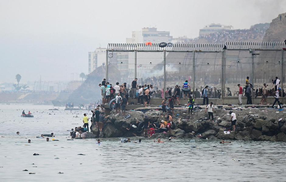 Migrants cross the border swimming through the sea, in Ceuta | Author: Fabian Bimmer/REUTERS