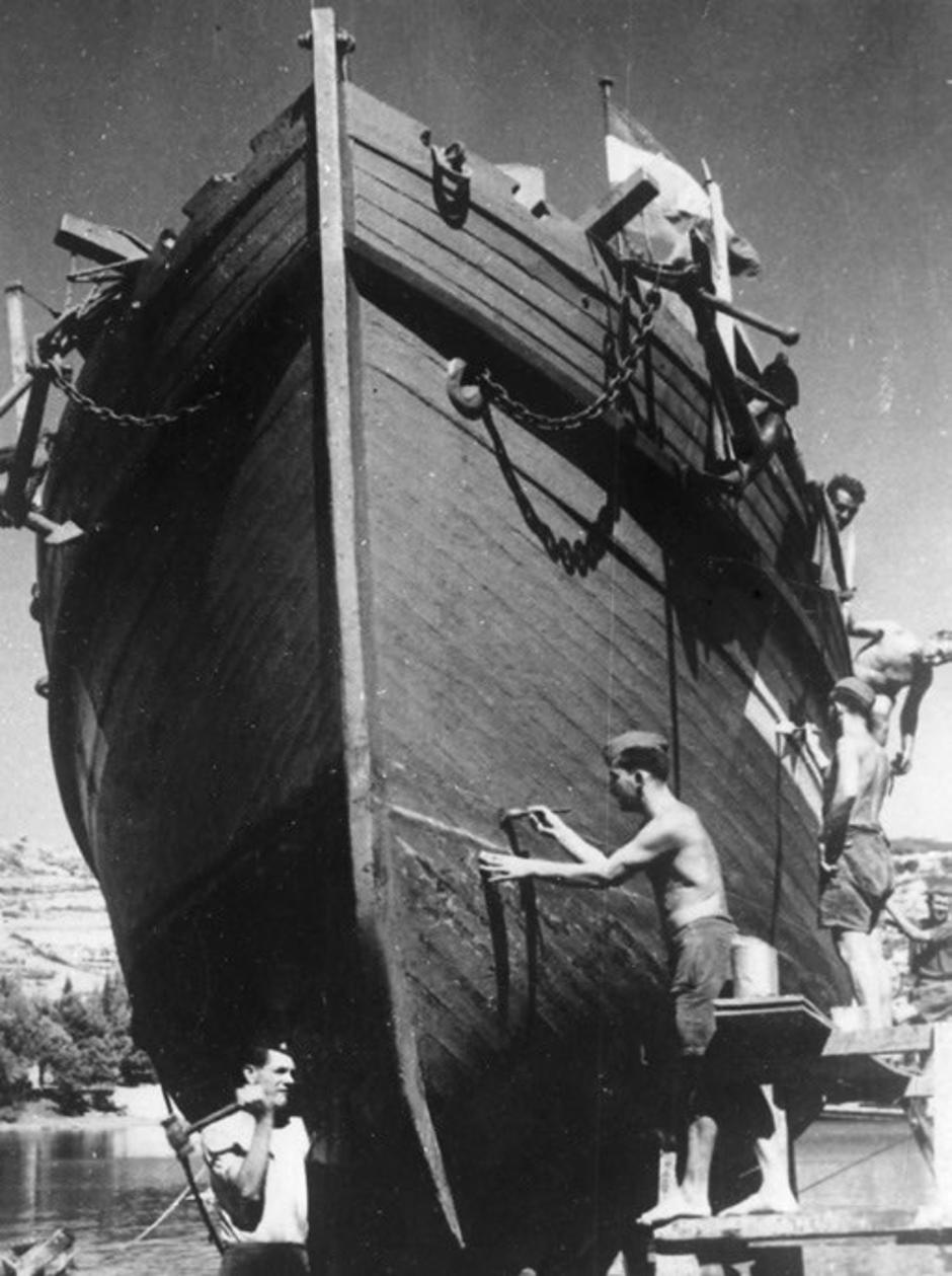 Partizani rade posljednje pripreme na borbenom čamcu | Author: Institut za istoriju radničkog pokreta Jugoslavije