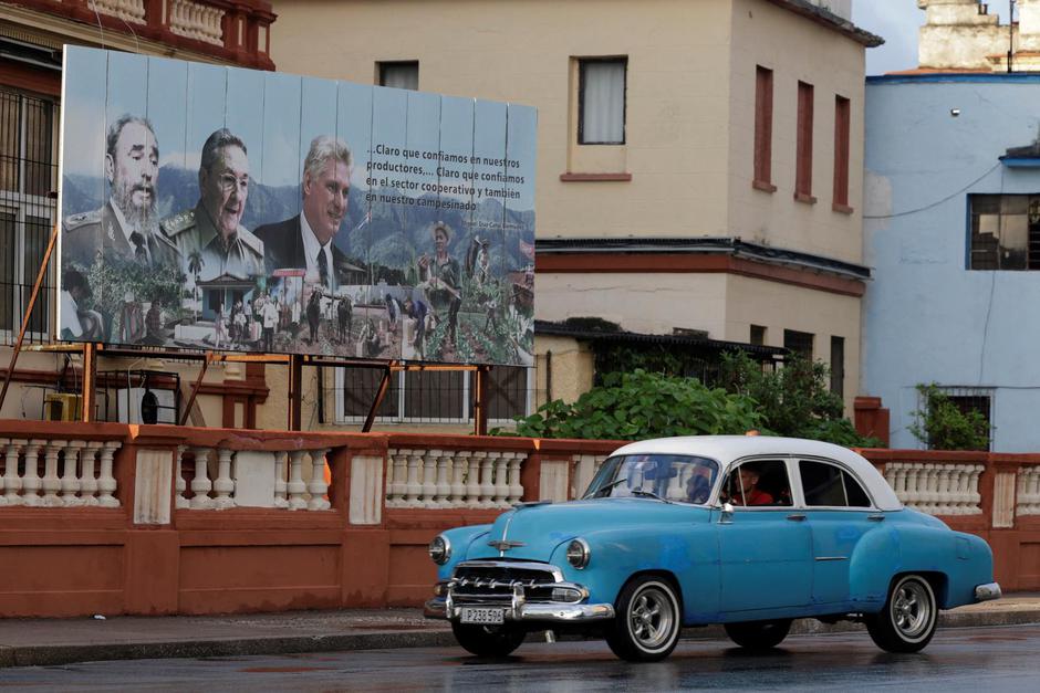 A vintage car passes by a billboard in Havana | Author: Norlys Perez/REUTERS