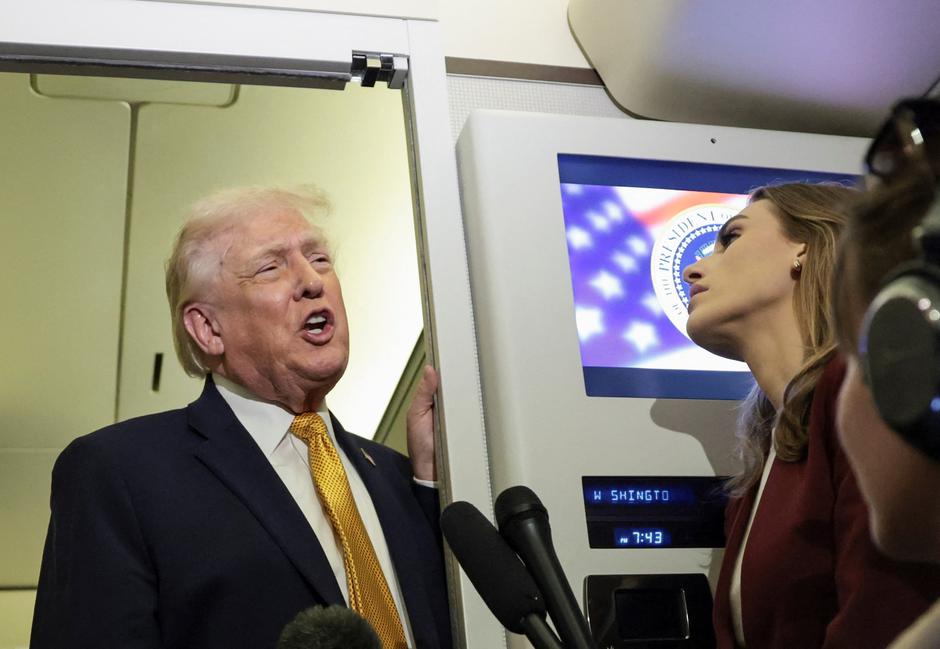 U.S. President Donald Trump speaks to reporters aboard Air Force One en route from Florida to Joint Base Andrews | Author: Jonathan Ernst