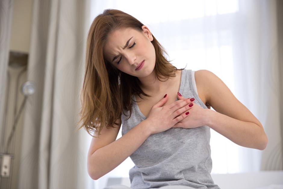 Žena s bolovima u prsima | Author: Thinkstock