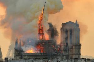Notre Dame u plamenu