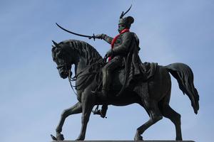 Zagreb: Nakon svečanosti na Dan kravate na glavnom Trgu zavezana kravata banu Josipu Jelačiću