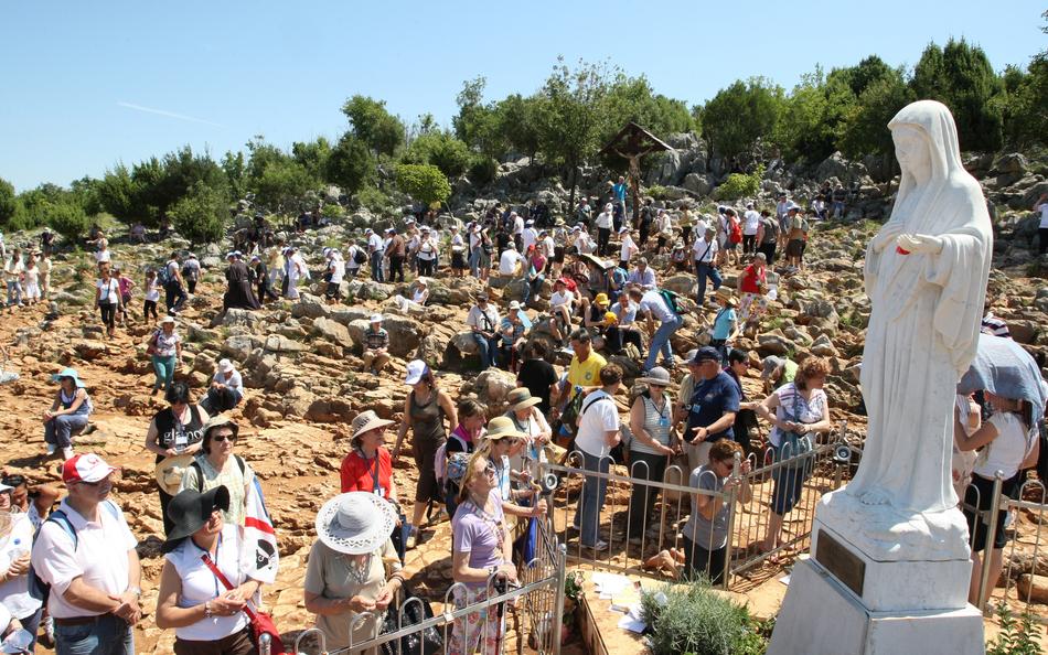 Međugorje: Vjernici pohode brdo Gospinog ukazanja