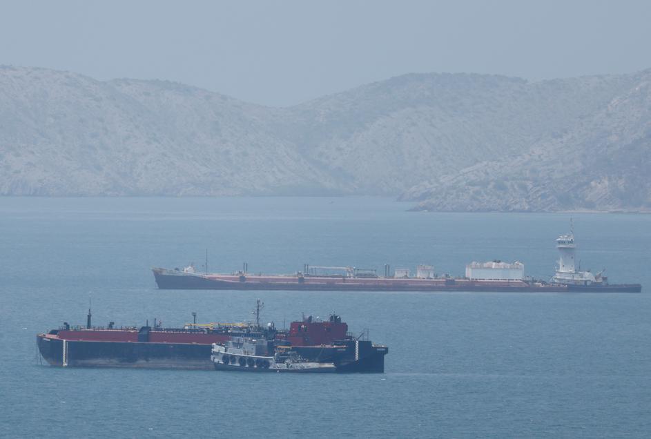 Venezuela's oil oversale saturates ports, leaves tankers waiting