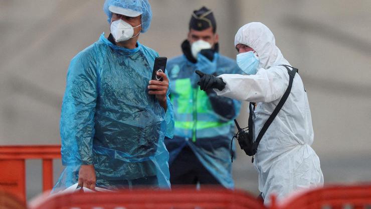 FILE PHOTO: Cruise ship MV Hondius arrives at the port of Granadilla de Abona after being affected by a hantavirus outbreak, in Tenerife