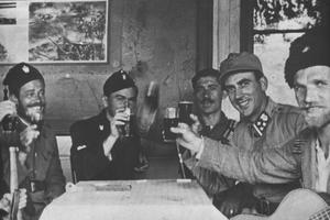 Četnici, narednik Domobranstva NDH i Ustaške vojnice nazdravljaju oko 1942. (Lijevo, sa šubarom, Uroš Drenović)