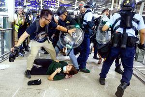 Prosvjedi u zračnoj luci u Hong Kongu