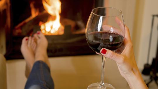 Žena pije vino