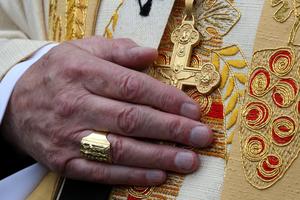 Kardinalova ruka na zlatnom križu