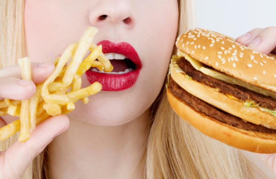 Žena jede nezdravu hranu | Author: Thinkstock