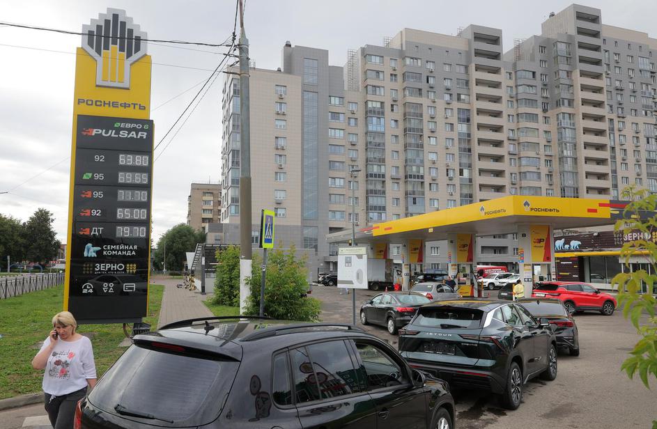 Rising prices and sales limitations of fuel at gas stations in Russia