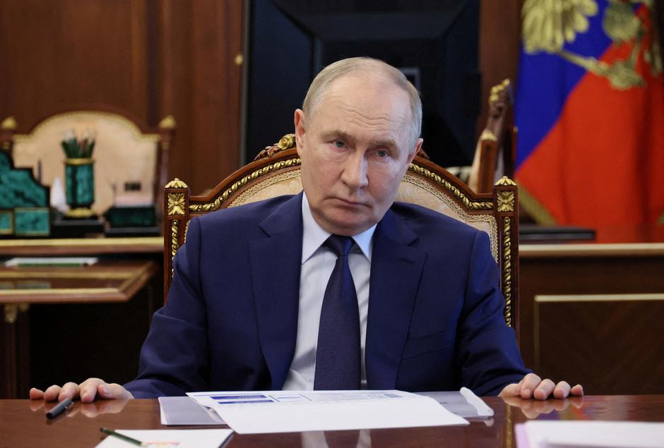 FILE PHOTO: FILE PHOTO: Russian President Vladimir Putin chairs a meeting on social issues, in Moscow | Author: Mikhail Metzel