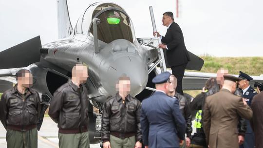 Zagreb: Predsjednik Zoran Milanović pregledao Rafale i popeo se na jednog