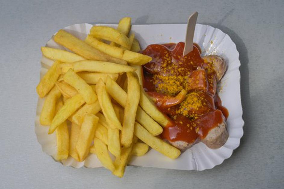 Berliner Currywurst mit Pommes *** Berlin currywurst with fries
