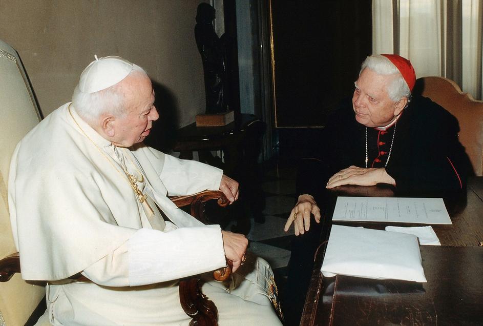 Ivan Pavao II u razgovoru s Bernardom Lawom 2002.