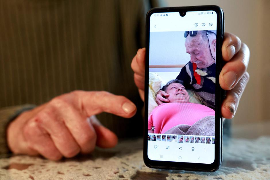 Marijan Janzikovic shows the picture of his late wife | Author: Borut Zivulovic/REUTERS
