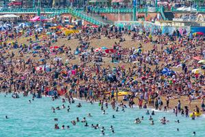 Spas od vrućina ljudi traže na plažama